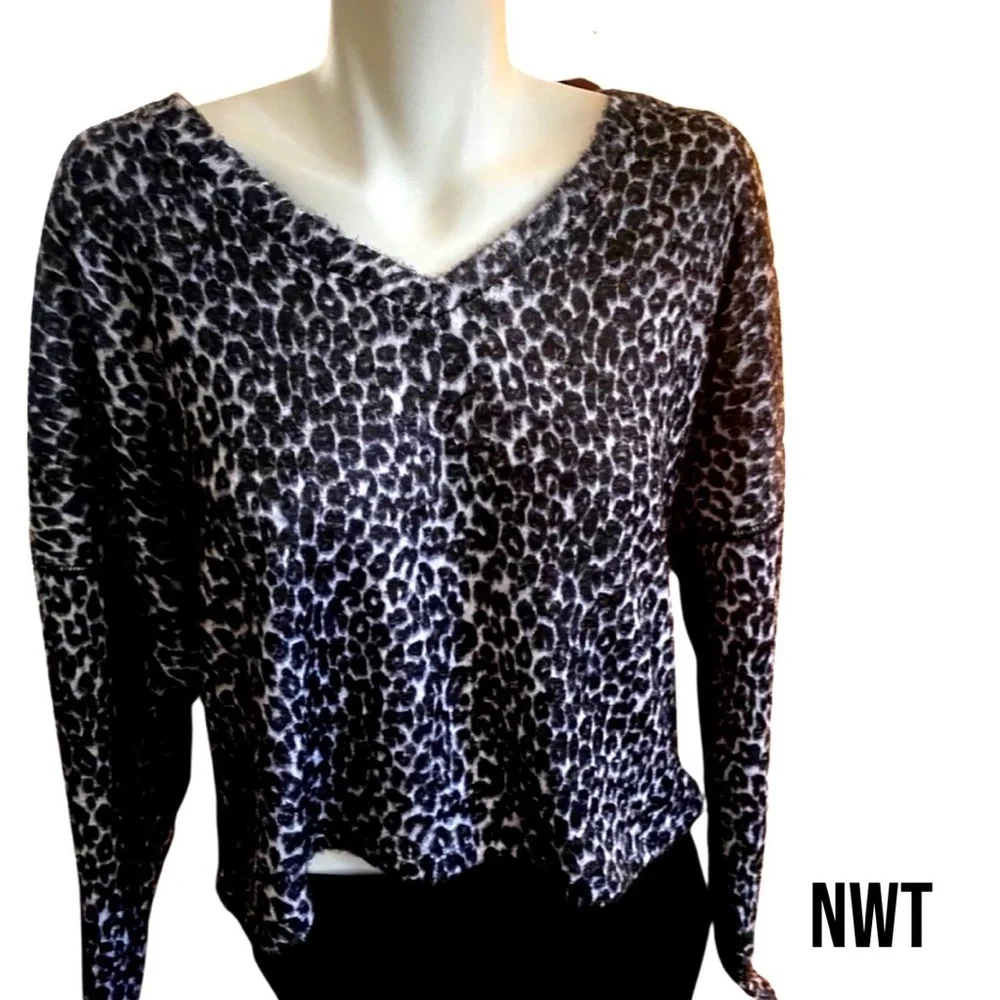 🆕 NWT Freshman Juniors' Fuzzy V-Neck Sweater